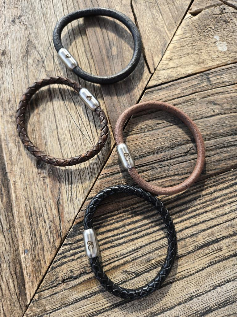 ASHCRAFT FORGE — Handwerk. Charakter. Stahl. Einfach gebunden.